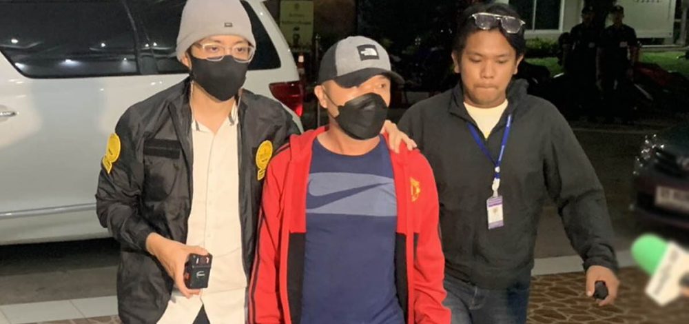 แจ้ง 2 ข้อหาหนัก ชายฮู้ดน้ำเงิน – คนขับรถ ส่งเฮโรอีน ให้แอร์สาว ยันไม่รู้จักกัน