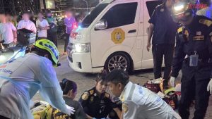 แค้นโดนตีท้ายครัว หนุ่มพ้นโทษคดียารีบมาหาเพื่อนชักปืนรัวยิงไม่ยั้งสางแค้น เสียชีวิต 1 สาหัส 1