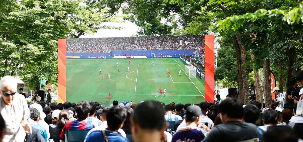 ปรากฎการณ์ แฟนบอลแน่นสวนรถไฟ รวมตัวดู ฟุตบอลโลก 2026 ตอนเช้ามืด