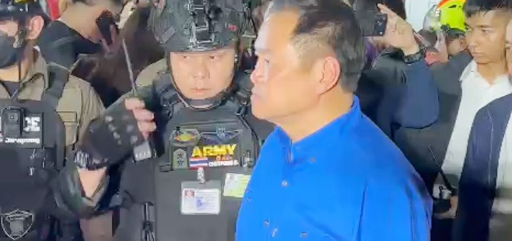 ‘อนุทิน’ บอกไม่รู้ชายแต่งทหาร มั่วหน้างาน ให้ข้อมูลเป็นตุเป็นตะ ขณะลงพื้นที่ไฟไหม้โรงเบียร์