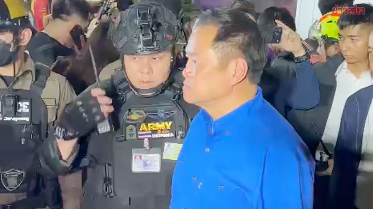 ‘อนุทิน’ บอกไม่รู้ชายแต่งทหาร มั่วหน้างาน ให้ข้อมูลเป็นตุเป็นตะ ขณะลงพื้นที่ไฟไหม้โรงเบียร์