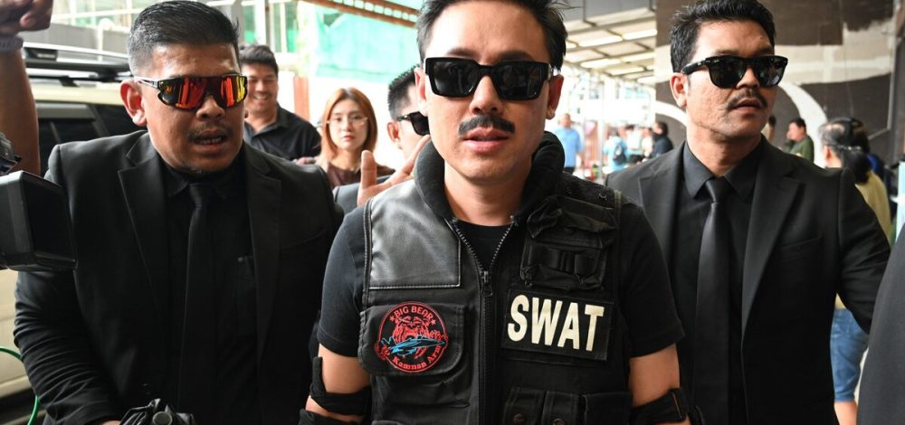 ทนายตั้ม มาลุกส์คุ้นๆ ติดหนวดพร้อมบอดี้การ์ด เดินหน้าบี้ปมโควตาหวยผู้พิการ ซัดโยงนักการเมืองอินฟลูดัง