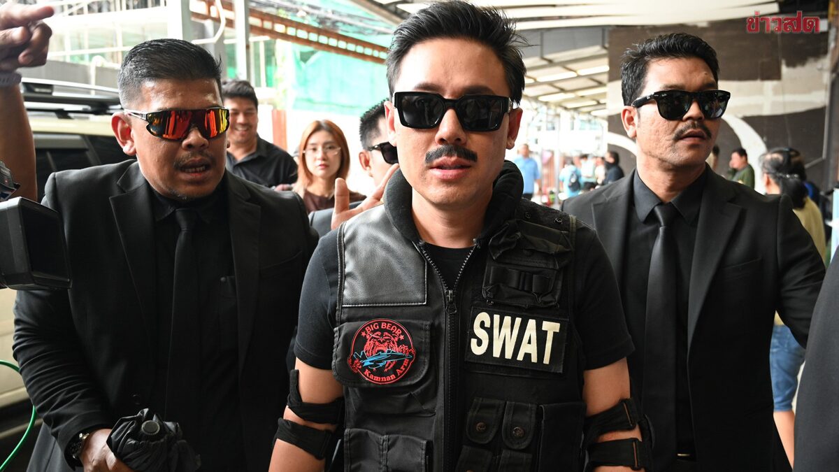ทนายตั้ม มาลุกส์คุ้นๆ ติดหนวดพร้อมบอดี้การ์ด เดินหน้าบี้ปมโควตาหวยผู้พิการ ซัดโยงนักการเมืองอินฟลูดัง