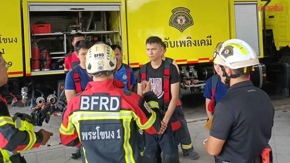 รถดับเพลิง เฝ้าระวัง 24 ชม. 'ไอระเหยไวไฟ' น้ำมันรั่วท่อระบายน้ำ ถนนเชื้อเพลิง-พระราม3