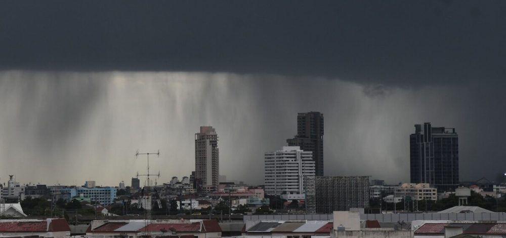 สภาพอากาศวันนี้ กรมอุตุฯ เปิดชื่อ 53 จังหวัด ฝนถล่มหนัก ระวังอันตราย