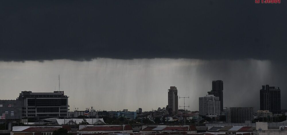กรมอุตุฯ ประกาศเตือน ฉบับ10 ฝนตกหนักถึงหนักมาก เสี่ยงน้ำท่วมฉับพลัน กระทบถึงพรุ่งนี้