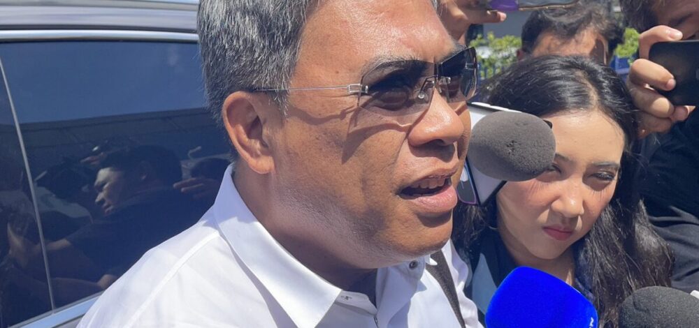 ‘ป๋อง สุพรรณ’ ยิ้มสู้เข้าพบตร. แจงฐานะพยานปมมูลนิธิหวันโชติ ยันไม่เกี่ยวเบิกจ่ายเงิน