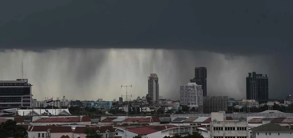 อุตุฯ ประกาศฉบับ3 อากาศแปรปรวน ฝนหนัก ลมแรง เลี่ยงอยู่ที่โล่งแจ้ง ป้ายโฆษณาไม่แข็งแรง