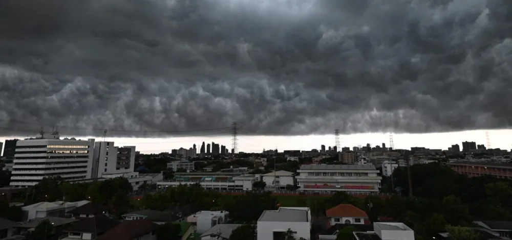 สภาพอากาศวันนี้ กรมอุตุฯ เปิดชื่อ 50 จังหวัด ฝนถล่มหนัก ลมแรงมาก