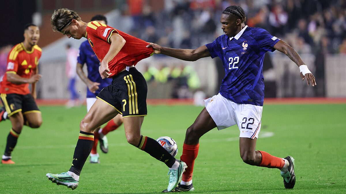 ซีดาน ชม ฌักเกต์ กองหลังดาวรุ่งจาก ลิเวอร์พูล หลังโชว์ฟอร์มแจ่มในทีมชาติ