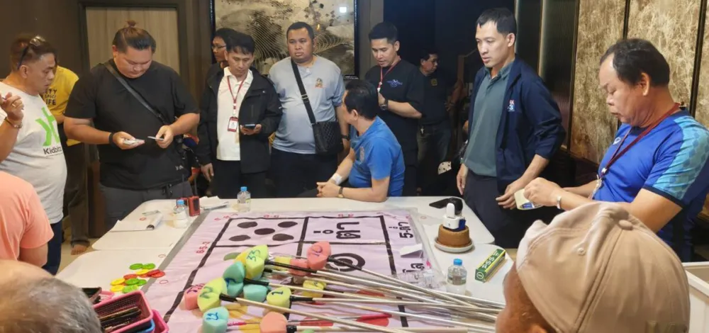 บุกทลาย ‘บ่อนพนัน’ ในบ้านหรูย่านดอนเมือง รวบ 30 นักพนัน