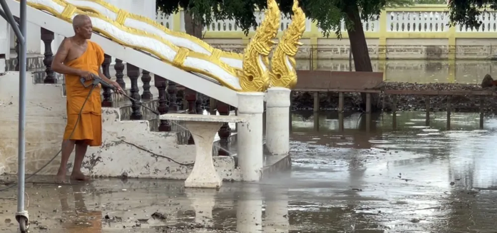 เขื่อนเจ้าพระยา ลดระบายเหลือ 2,100 ลบ.ม./วินาที เจ้าคณะจังหวัดชัยนาท นั่งกระบะรถไถลุยแจกถุงยังชีพ 9 วัด