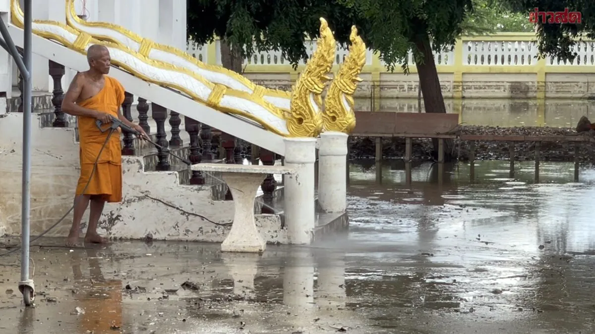 เขื่อนเจ้าพระยา ลดระบายเหลือ 2,100 ลบ.ม./วินาที เจ้าคณะจังหวัดชัยนาท นั่งกระบะรถไถลุยแจกถุงยังชีพ 9 วัด