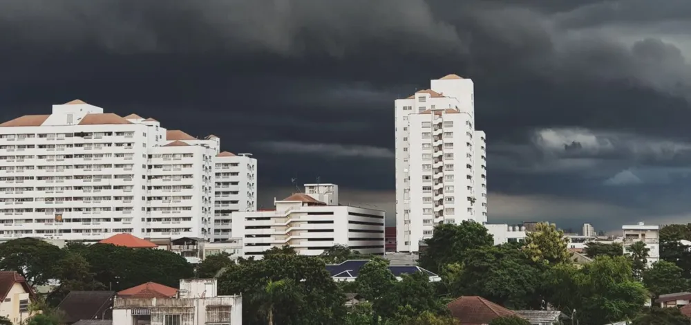 สภาพอากาศวันนี้ กรมอุตุฯ เปิดชื่อ 32 จังหวัด ฝนฟ้าคะนอง ลมแรงมาก