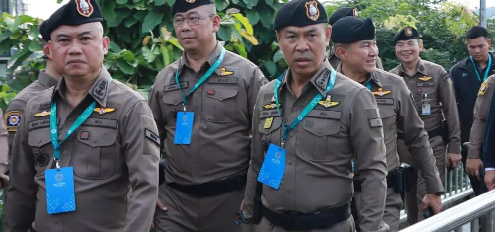 ผบช.น.นำกำลัง ตร. 4 กองร้อย คุมเข้มม็อบต้าน IMF ปักหลักถนนพระราม 4 ปราศรัยโจมตี