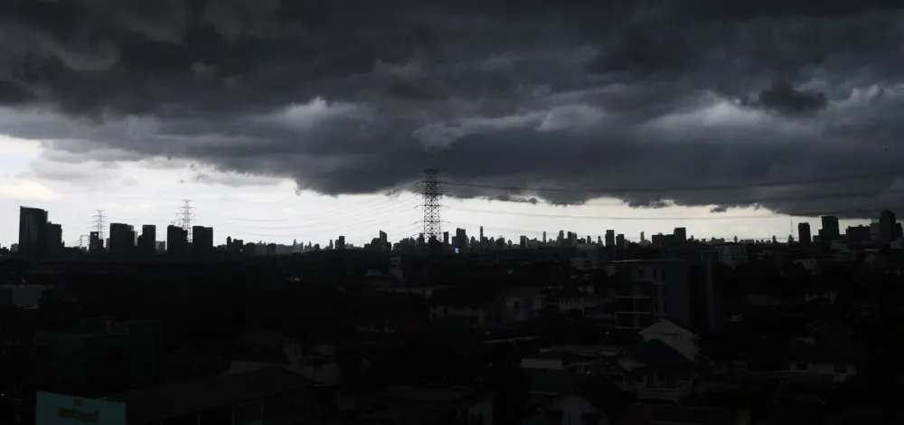 กรมอุตุนิยมวิทยา สภาพอากาศวันพรุ่งนี้ กทม.ฝนถล่ม 70% เปิดชื่อจังหวัดไหนโดนบ้าง