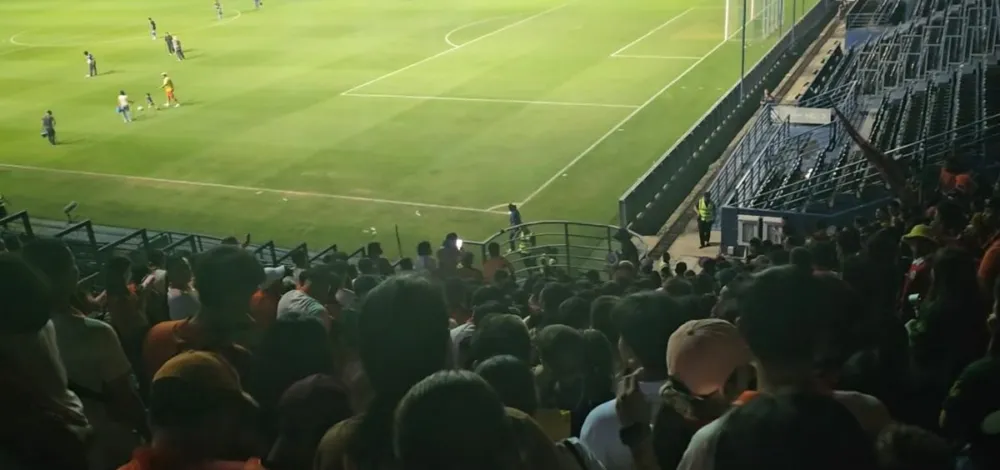 แฟนศรีสะเกษ สุดงง โดนปิดไฟสนามไล่ หลังเกมบุกไปชนะ บุรีรัมย์ ถึงถิ่น (คลิป)