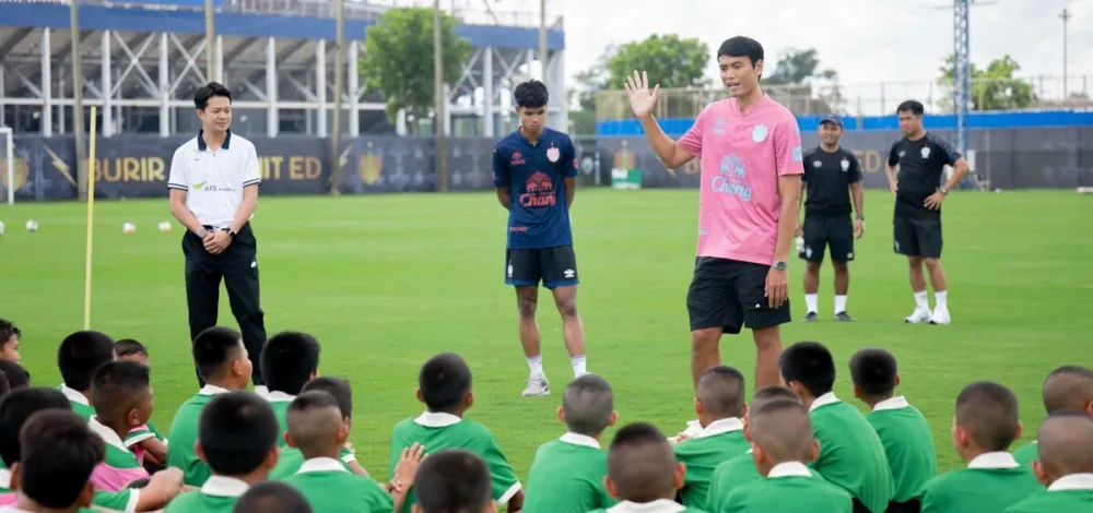 AIS Sport Academy จับมือบุรีรัมย์ – ตชด. ภาค 2 ปลุกพลังฝันเยาวชนไทย เปิดโลกฟุตบอลอาชีพ