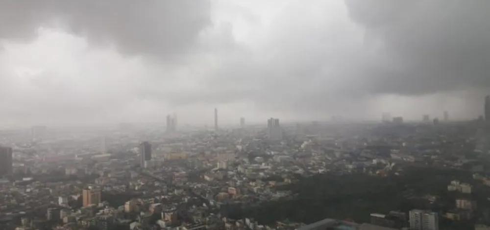 สภาพอากาศวันนี้ กรมอุตุฯ เปิดชื่อ 52 จังหวัด ฝนถล่ม ลมแรง ฟ้าผ่า