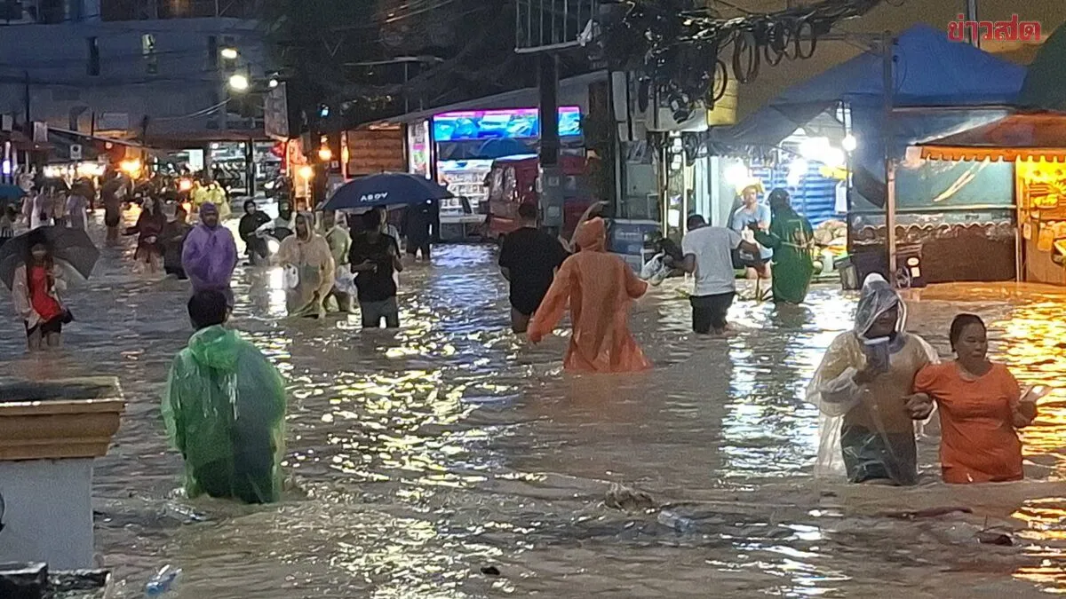 ภูเก็ตอ่วมอีก ฟ้ารั่วฝนเทถล่มน้ำท่วมสูงหลายจุดเตือนพื้นที่เสี่ยงยกของขึ้นที่สูงไว้ก่อน จนท.เร่งสูบระบาย