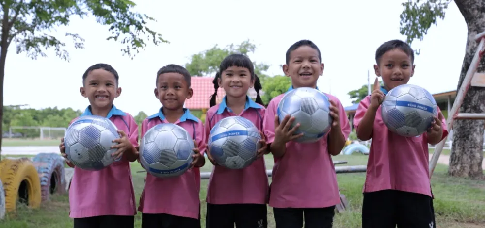 ล้านลูก ล้านพลัง สร้างฝันเด็กไทย รวมพลัง คิง เพาเวอร์ ส่งต่อลูกฟุตบอลเติมฝันเด็กไทยทั่วประเทศ